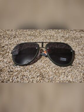 Tilly's Men's Aviator Sunglasses in Dark Green and Black